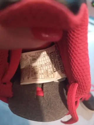 Botas de fútbol negras y rojas talla 25