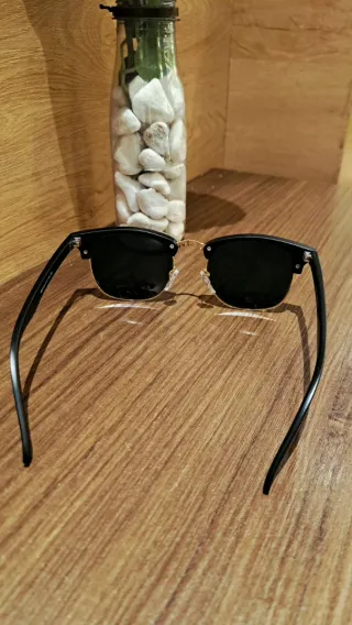 Gafas de sol Ray-Ban Clubmaster negras y doradas