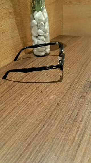 Gafas de sol Ray-Ban Clubmaster negras y doradas