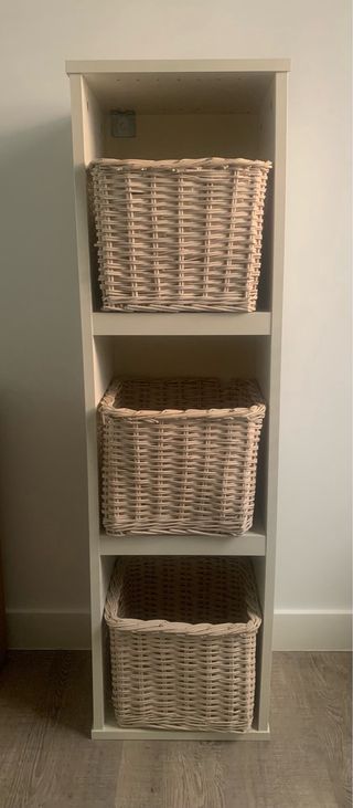 Estantería Ikea con 3 cestas de mimbre