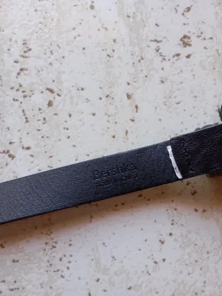 Cinturón negro con hebilla plateada