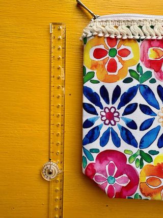 pochette con cinturino da polso motivo floreale