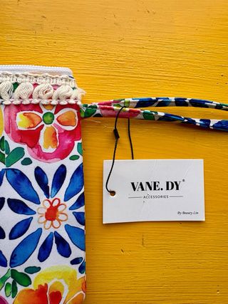 pochette con cinturino da polso motivo floreale