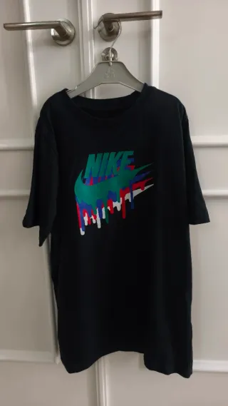 Camiseta Nike Negra con Logo Drip
