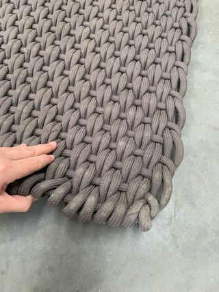 Alfombra de diseño marrón grisácea