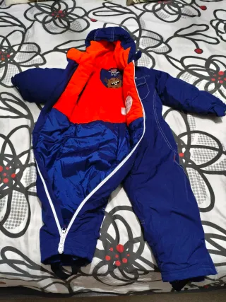 Mono de esquí azul con capucha