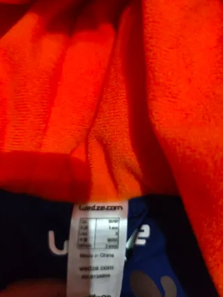 Mono de esquí azul con capucha