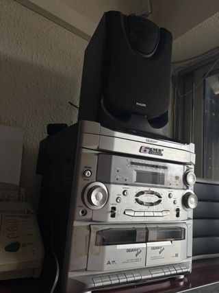 Equipo de música Philips 6 CD con altavoces