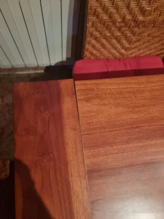 Mesa comedor madera y sillas de mimbre.