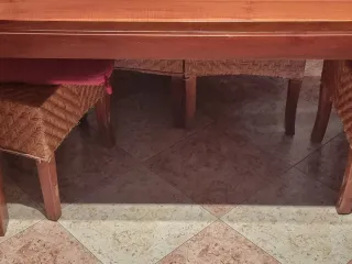 Mesa comedor madera y sillas de mimbre.