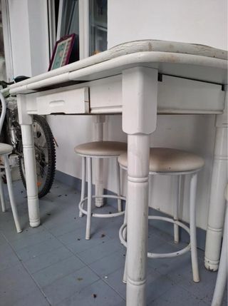 Mesa blanca cocina/terraza + 2 sillas