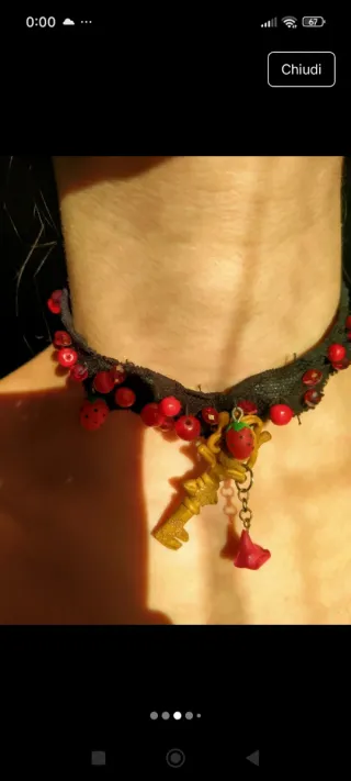 Girocollo con fragole e dettagli dorati