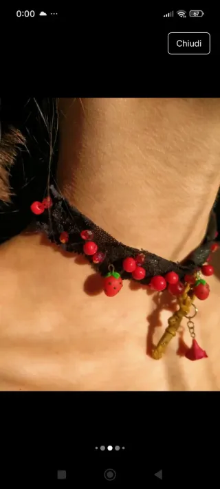 Girocollo con fragole e dettagli dorati