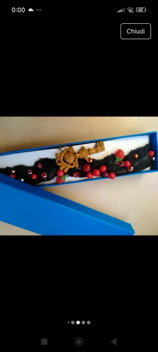 Girocollo con fragole e dettagli dorati