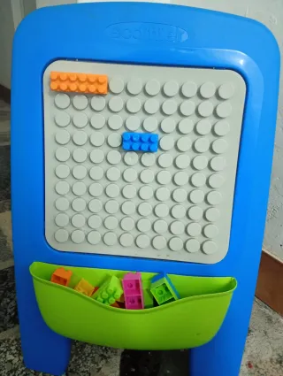 Pizarra infantil con piezas de construcción