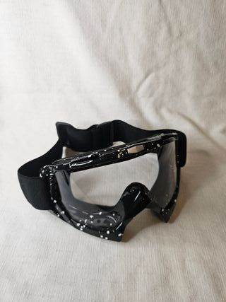 Gafas de esquí negras con salpicaduras