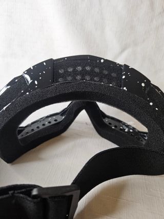 Gafas de esquí negras con salpicaduras