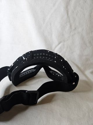 Gafas de esquí negras con salpicaduras