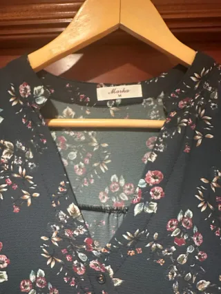 Vestido negro con flores rosas