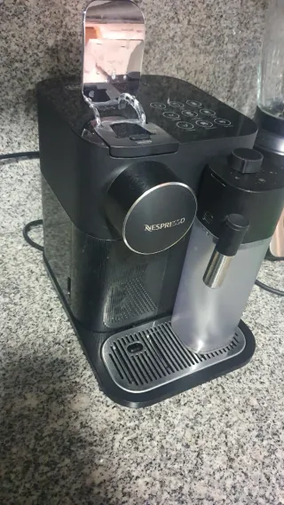 Cafetera Nespresso DeLonghi Lattissima