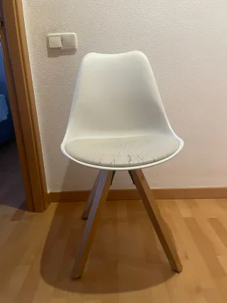 4 Sillas Blancas piel sintética y madera