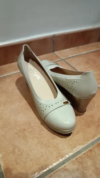 ¡OFERTA! Zapatos de tacón beige con perforaciones