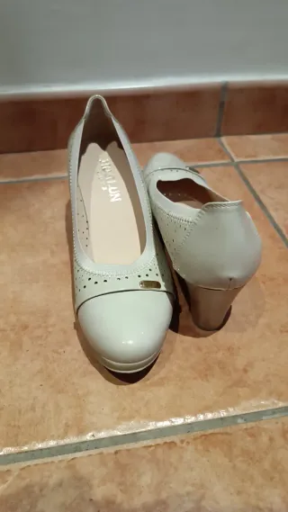 ¡OFERTA! Zapatos de tacón beige con perforaciones