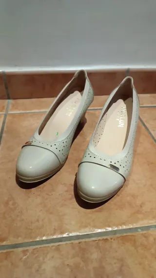 ¡OFERTA! Zapatos de tacón beige con perforaciones