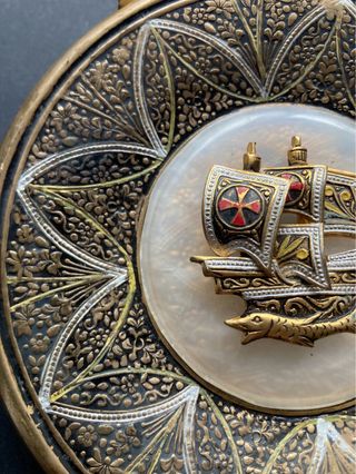 Timón Carabela Arte Damasquinado Antiguo Nácar.