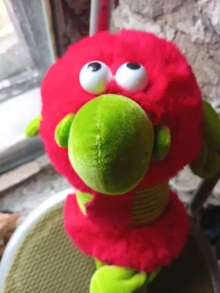 Muñeco peluche rojo y verde