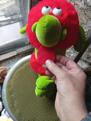 Muñeco peluche rojo y verde