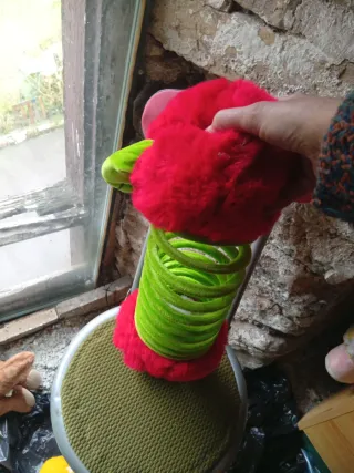 Muñeco peluche rojo y verde