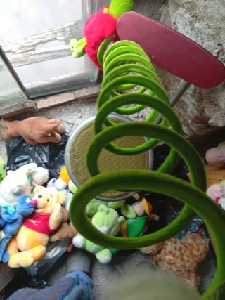 Muñeco peluche rojo y verde