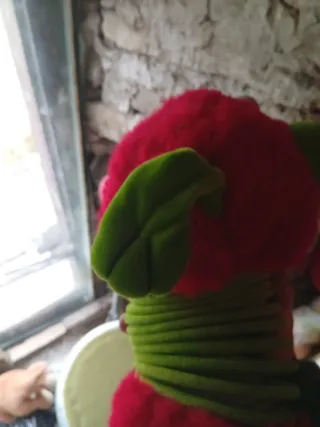 Muñeco peluche rojo y verde