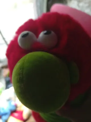 Muñeco peluche rojo y verde