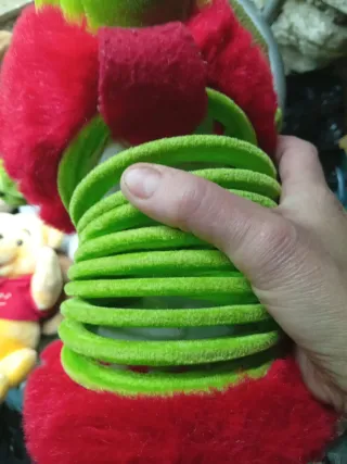 Muñeco peluche rojo y verde