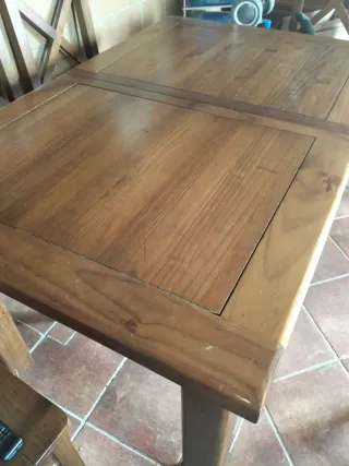Mesa de madera maciza y 6 sillas.