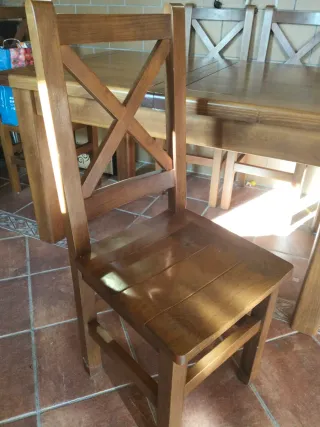 Mesa de madera maciza y 6 sillas.