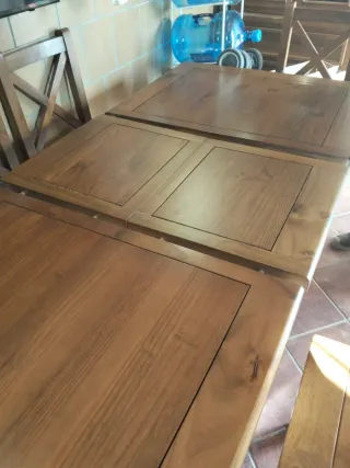 Mesa de madera maciza y 6 sillas.