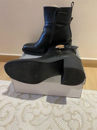 Stivaletti neri con fibbia dorata , tacco medio