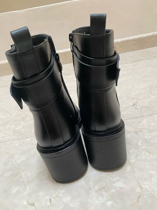 Stivaletti neri con fibbia dorata , tacco medio