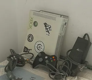 Xbox 360 Blanca + Mando y Cables