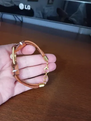Bonita pulsera de cuero y dorada