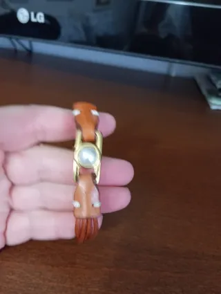 Bonita pulsera de cuero y dorada