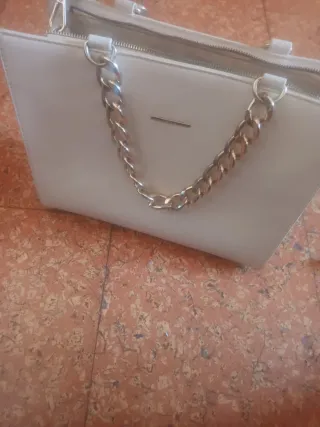 Bolso blanco con cadena dorada