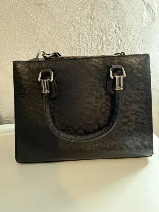 Bolso de cuero SCHUTZ negro con pedrería