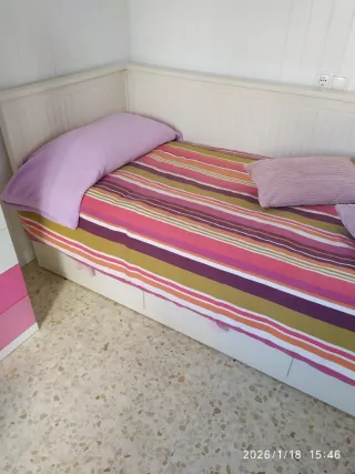 Cama diván de madera multicolor