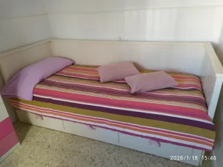 Cama diván de madera multicolor