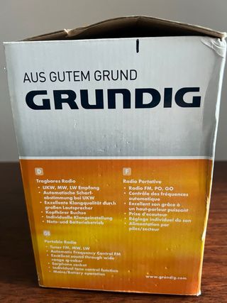 Radio Grundig Roja Portátil. Nueva