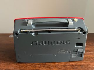 Radio Grundig Roja Portátil. Nueva